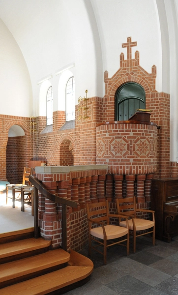 Frederiksværk Kirke Prædikestolen har muret udsmykning.