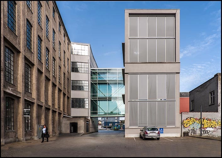 Brandts, tilbygninger Tilbygningen