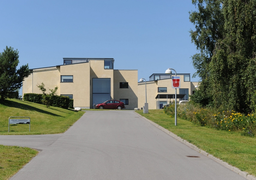 Krudttårnsbakken Fra østsiden er der tilkørsel og parkering.