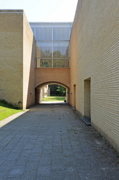 Frederiksværk Gymnasium Gangbro mellem nordfløjen og gymnastiksalene.