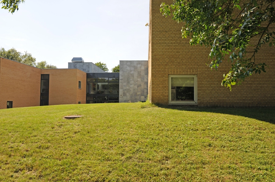 Frederiksværk Gymnasium Østfacade med tilbygning til venstre