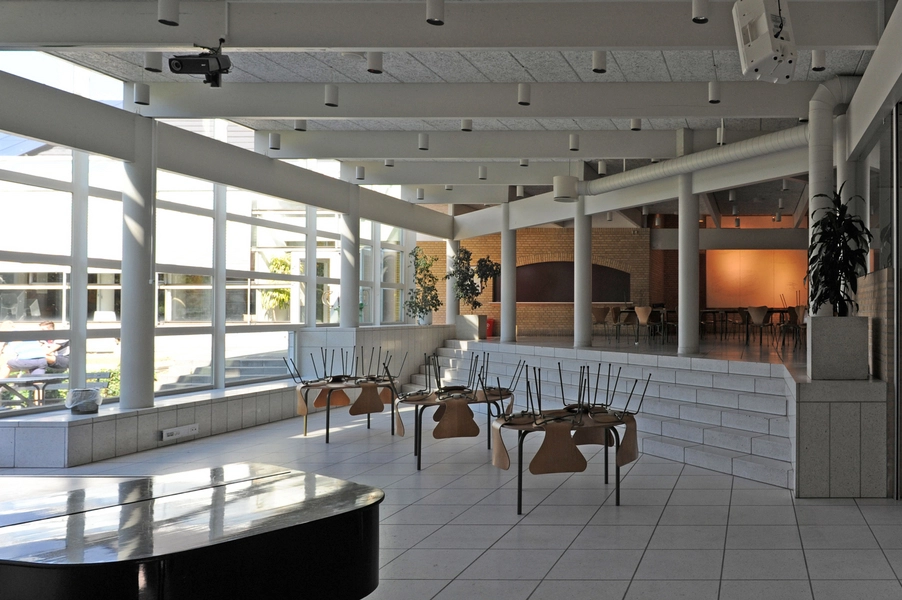 Frederiksværk Gymnasium Kantine/festsal med masser af lys