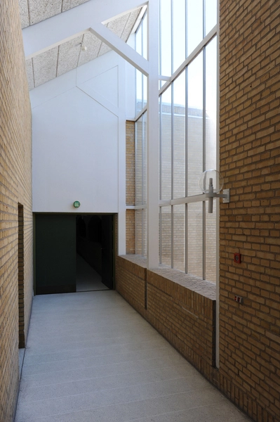 Frederiksværk Gymnasium Det store vindue på gangbroen til gymnastiksalene.