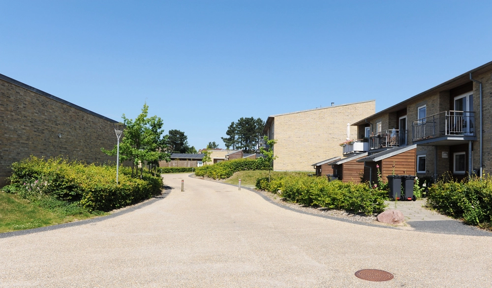 Bjørnebakken Tilkørselsvejen snor sig gennem byggeriet.