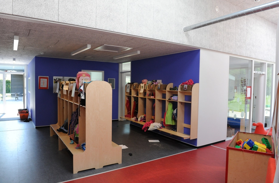 Frederiksværk Børnehus Indgang med garderobe og grupperum til højre.
