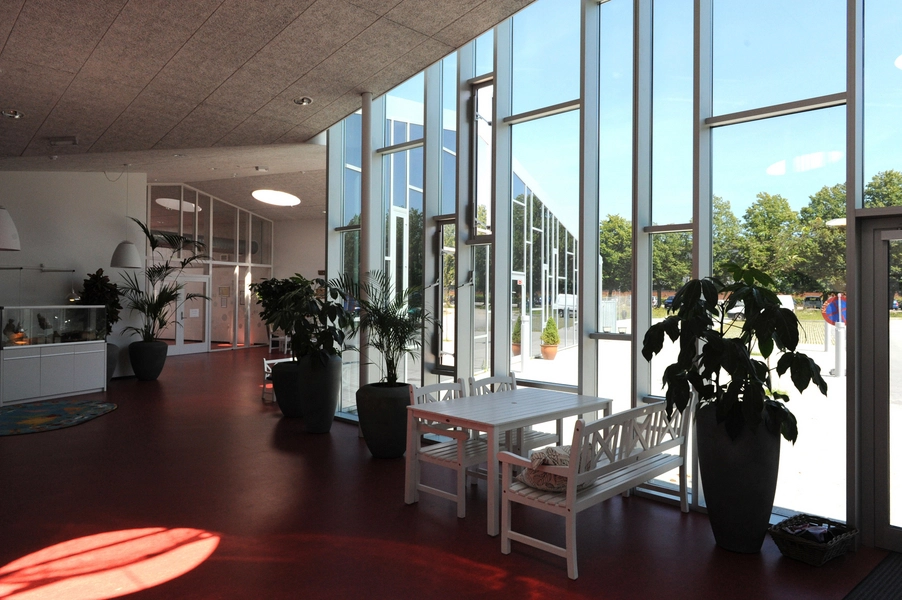 Frederiksværk Børnehus ”Orangeriet”, der forbinder husets to fløje.