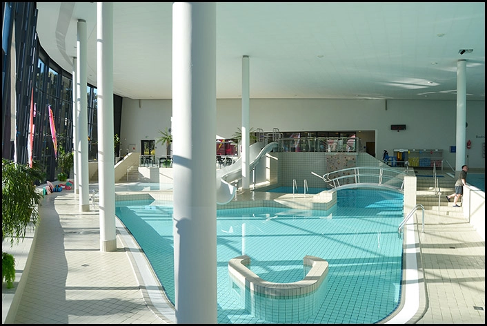 Bagsværd Svømmehal Interiør med kig op til cafe