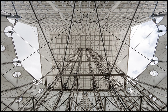 La Grande Arche Elevatorkonstruktion. Set op mod det 300.000 t tunge tag