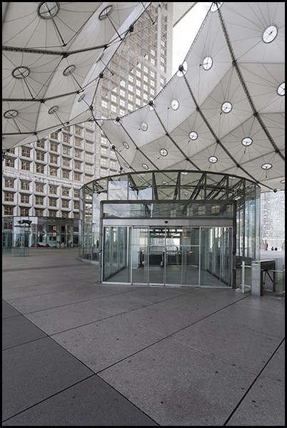 La Grande Arche Nedgang under porten