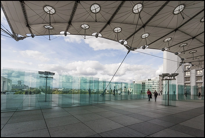 La Grande Arche Under porten, udsigt mod nordvest