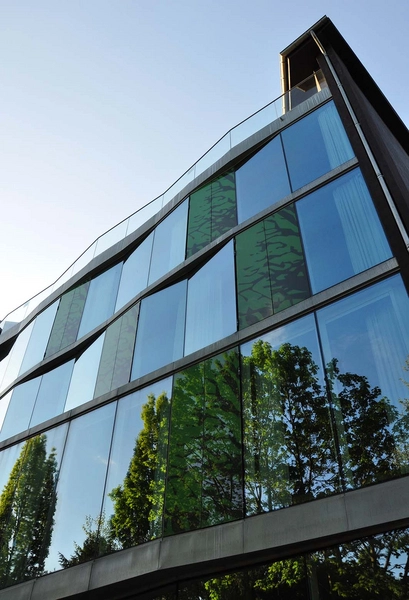 CBS Porcelænshaven Silketryk på panelerne mimer træernes grene