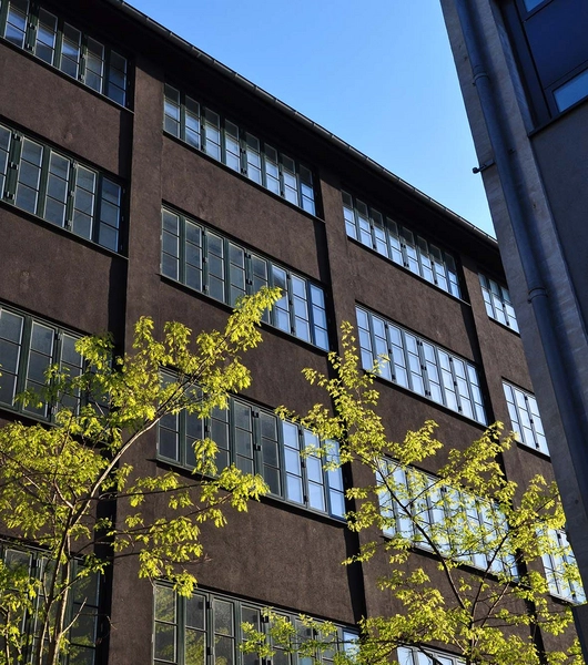 CBS Porcelænshaven Kig op på bygningsfacaden fra gårdsiden