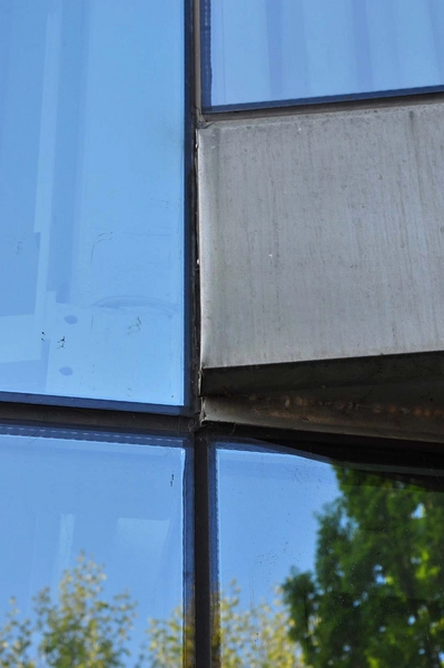 CBS Porcelænshaven Detalje, samlingen mellem udkragende dæk og rammeløse vinduespartier