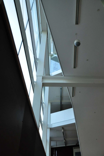 CBS Porcelænshaven Den høje facade løser sig fra den eksisterende bygningsform