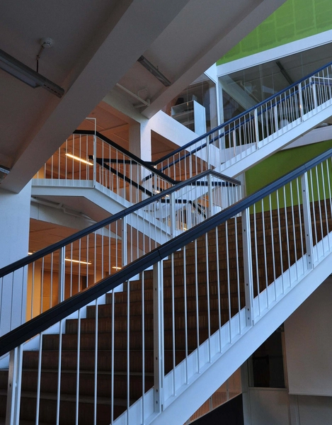 CBS Porcelænshaven Kig op gennem trappeløbenes struktur