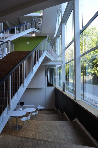 CBS Porcelænshaven Den tunge glasfacade er båret af en indvendig søjlestruktur