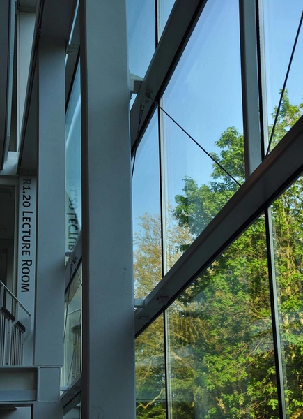 CBS Porcelænshaven Høje søjler bærer den transparente facade