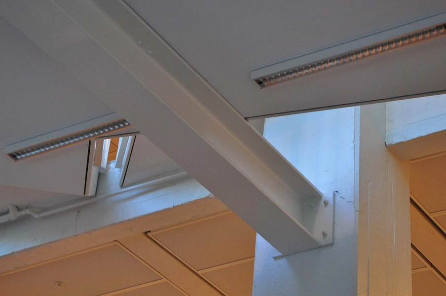 CBS Porcelænshaven Nye stålbjælker er tilføjet den eksisterende betonsøjlekonstruktion