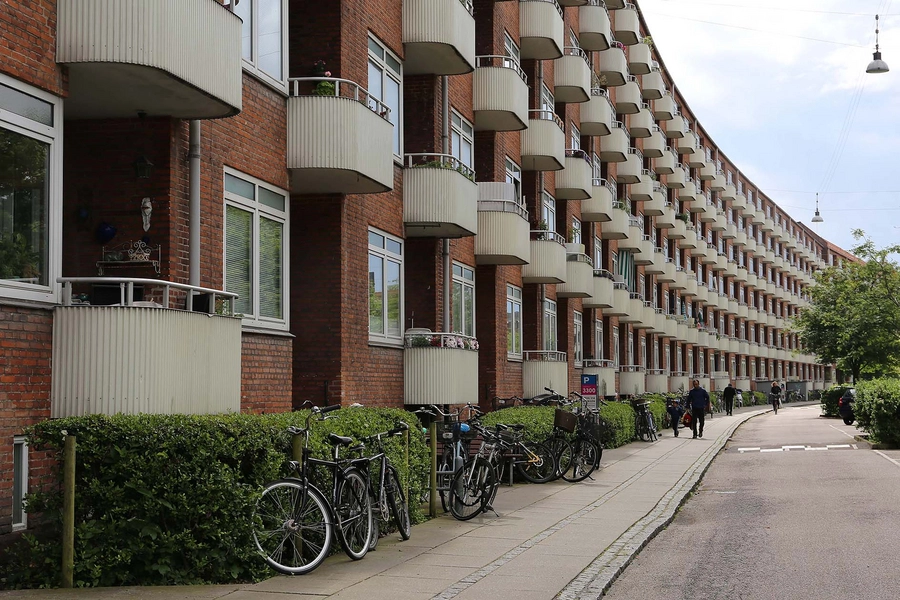 Møllelængen Bebyggelsens nordfacade set fra vest langs Store Mølle Vej