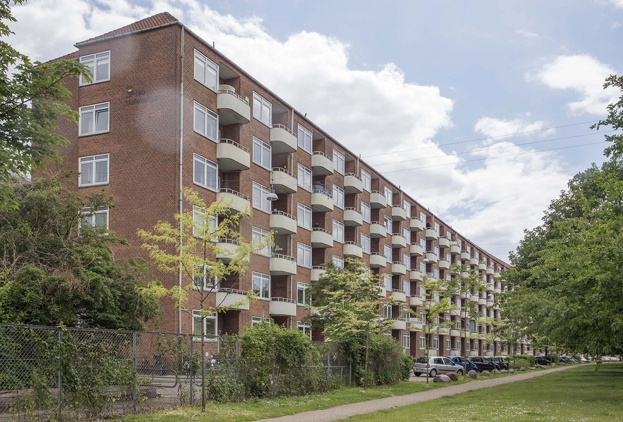 Møllelængen Bebyggelsen set fra vest langs Store Mølle Vej med den gamle banetrase i forgrunden