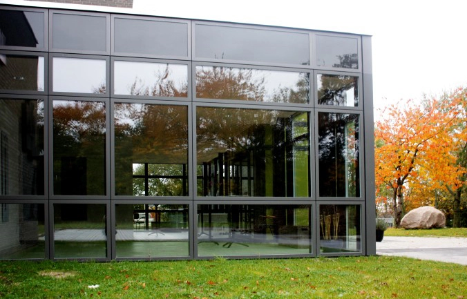 Kunstnerhuset Karavana Glasfacade ved Indgang
