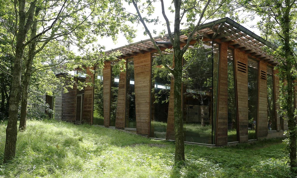 Besøgscenter Spøttrup Borg Facaden mod borganlægget set fra syd-vest gennem skoven