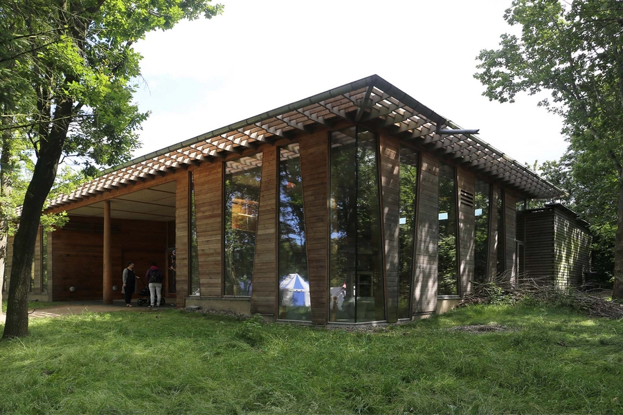 Besøgscenter Spøttrup Borg Facaden mod borganlægget set fra syd-vest