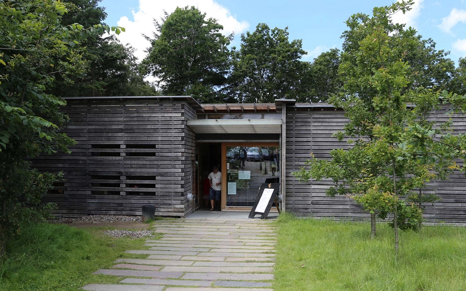 Besøgscenter Spøttrup Borg Entré fra parkeringspladsen