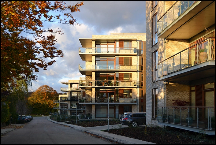 Lyngby Søpark Adgangsvej og blokke set fra syd