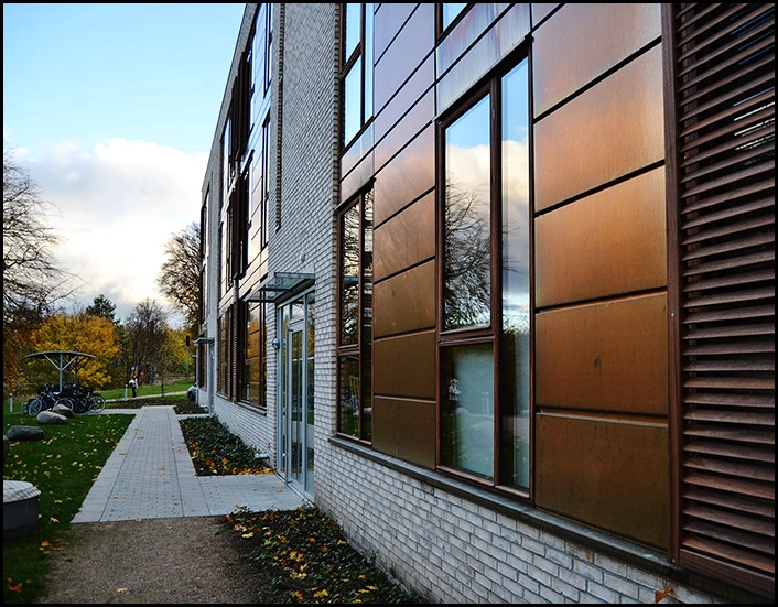 Lyngby Søpark Indgangsfacade, mahogny og kobberbeklædning ved vinduespartier