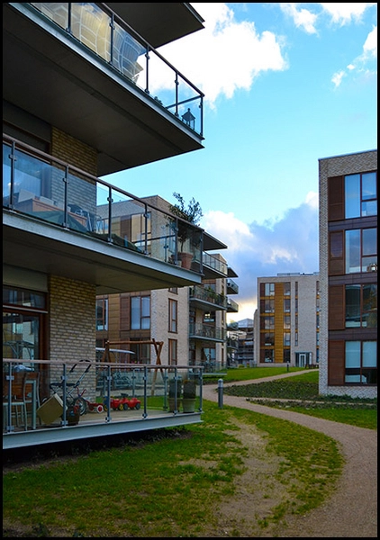 Lyngby Søpark Gangsti fører op imellem blokkene i det sammenhængende grønne område