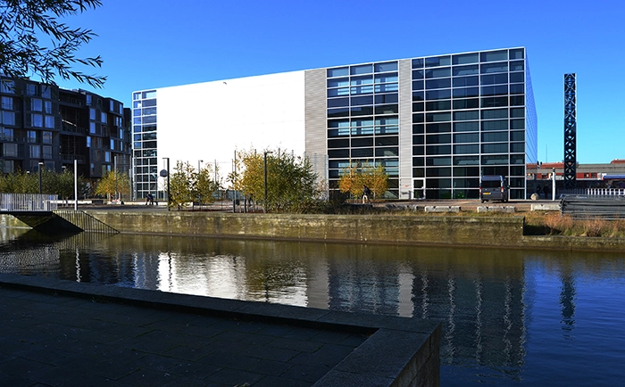 Det Humanistiske Fakultetsbibliotek Tietgenskollegiet til venstre og Forskningsbiblioteket