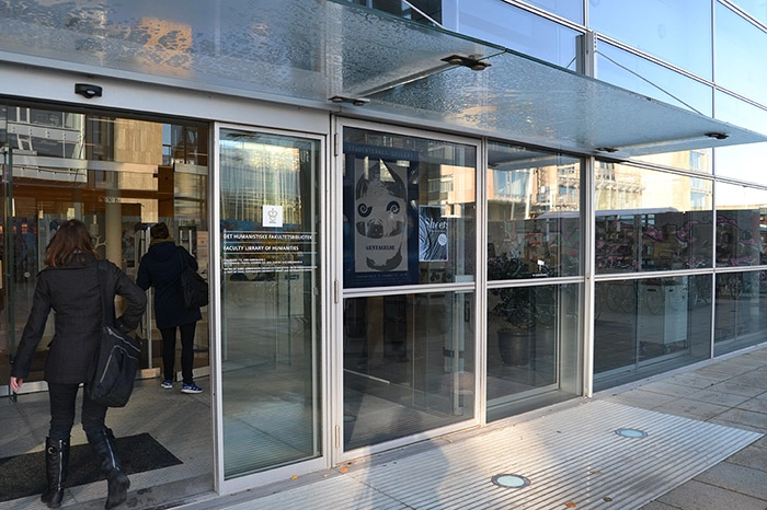 Det Humanistiske Fakultetsbibliotek Indgang