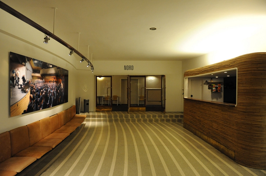 Bellevue Teatret Foyer med bar og indgang til nordfløj.