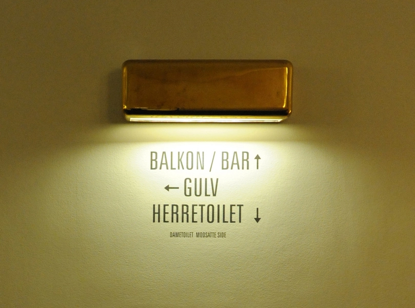 Bellevue Teatret Lampe og typografi i nordfløj