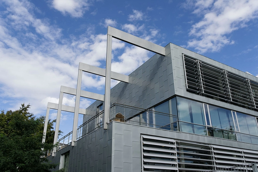 WHO Blik op langs bygningens facade