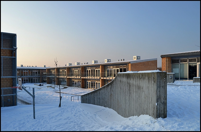 Trekroner Skole Gård, kig imod mellemtrinets bygning