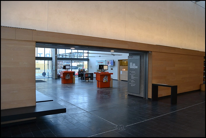 Hillerød Bibliotek Forbindelse mellem vandrehal og udlån