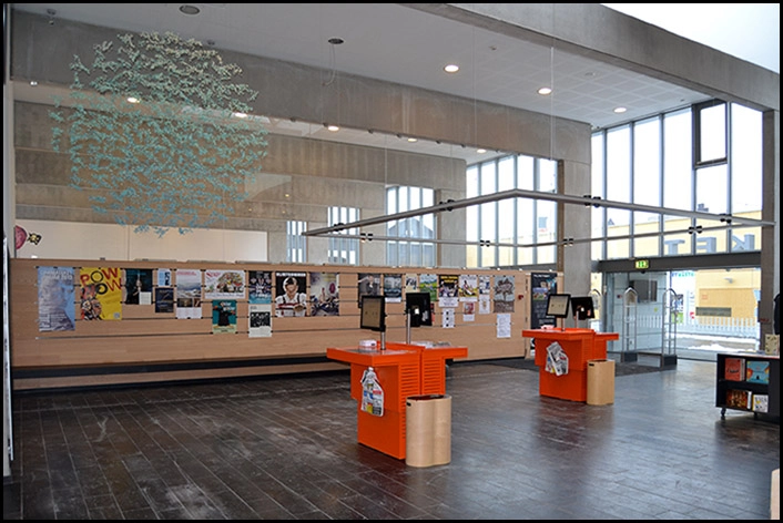 Hillerød Bibliotek Hovedindgang til forhal og ekspedition