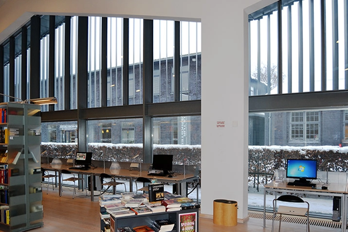 Hillerød Bibliotek Glasfacade med lameller