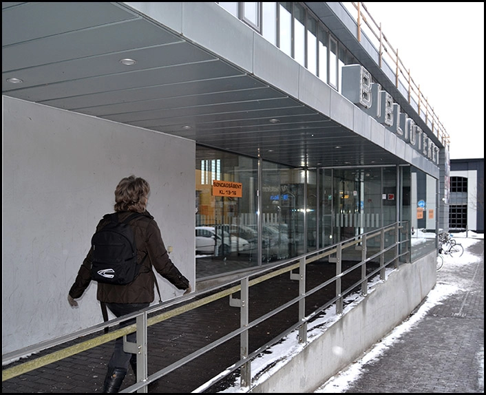 Hillerød Bibliotek Rampe fører op til indgang