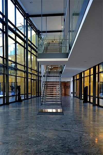 Widex Trapper og gang set fra reception