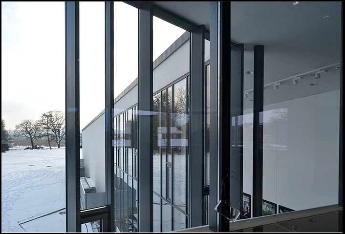 Geomuseum Faxe, Kulturhuset Kanten Vinduerne er monteret i stålrammer