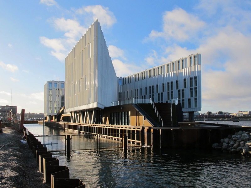 FN-byen Mod nordøst spidser bygningen til i en anløbstrappe.