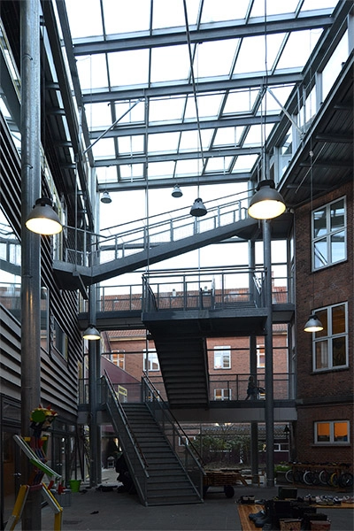 Ordrup Skole Værkstedsgård. Bagsiden af ny bygning