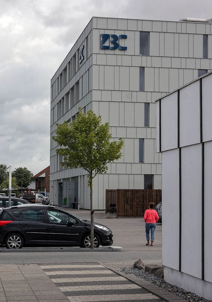 Handelsskolen Sjælland Syd - ZBC - Zealand Business College Udsnit facade nybyg
