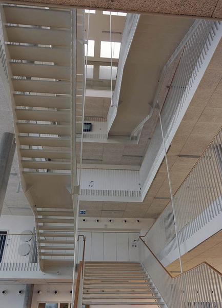 Handelsskolen Sjælland Syd - ZBC - Zealand Business College Trappe i atrium