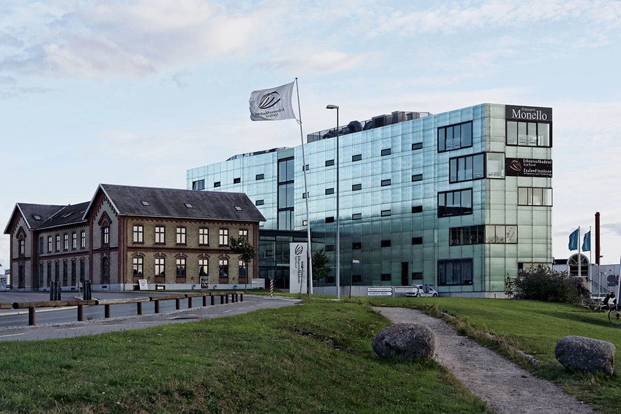 Max Bank Domicil Den gamle fattiggård, forbindelsesledet i glas og den nye tilbygning