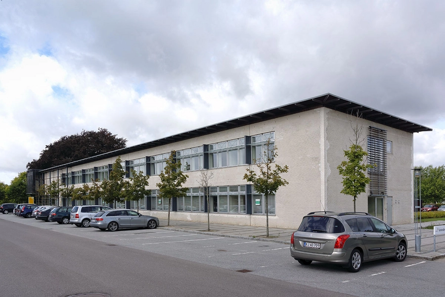 Skattecenter Næstved - Told og Skat Bygningen set fra vejen