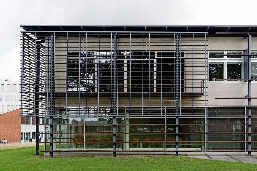 Skattecenter Næstved - Told og Skat Facadeudsnit, solafskærmning, publikumsorienterede arealer